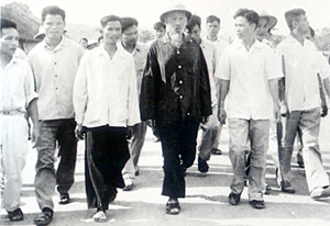 Bác Hồ thăm trường Thanh niên  lao động XHCN Hòa Bình,  ngày 17/8/1962.
Ảnh: T.L