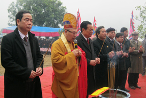 Các đồng chí lãnh đạo Tỉnh ủy, HĐND, UBND tỉnh và đông đảo du khách đã về dự hội xuân Chùa Tiên Phú Lão (Lạc Thủy)