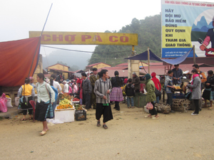 Phiên chợ Pà Cò mang đậm bẳn sắc văn hóa dân tộc.
