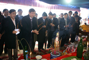 Các đồng chí lãnh đạo tỉnh và đông đảo du khách đã về dự lễ hội rước Bụt Khụ Dúng.
