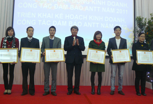 Đồng chí Trần Đăng Ninh, Phó Chủ tịch UBND tỉnh tặng bằng khen của UBND tỉnh cho 8 cá nhân xuất sắc trong hoạt động SXKD.