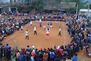 Thi đấu bóng chuyền trong khuôn khổ lễ hội Xuống Đồng, xã Xuân Phong.