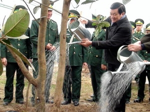 Chủ tịch nước Trương Tấn Sang trồng cây lưu niệm tại Đồn Biên phòng 104, Ninh Bình. (Nguồn: Văn Đạt/Vietnam+)
