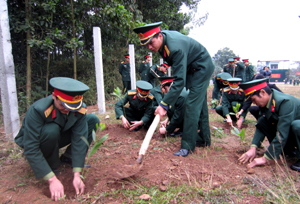 CBCS LLVT tỉnh tham gia trồng cây phủ xanh đất trống tại trường bắn Bộ CHQS tỉnh xã Dân Chủ (TPHB).