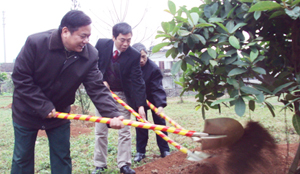 Đồng chí Hoàng Việt Cường, Bí thư Tỉnh uỷ và đại diện một số sở,  ngành  tham gia trồng cây tại khuôn viên trường CĐSP Hoà Bình.