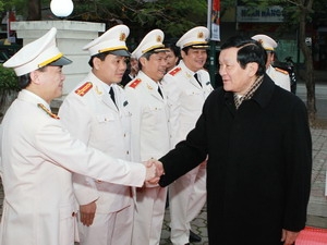 Chủ tịch nước Trương Tấn Sang đến thăm và chúc tết cán bộ, chiến sỹ Công an thành phố Hà Nội. (Ảnh: Nguyễn Khang/TTXVN)