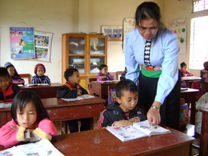 Học sinh trường tiểu học Tân Pheo A (Đà Bắc) được cô giáo hướng dẫn tận tình về sức khỏe giới tính phù hợp với lứa tuổi học sinh.
