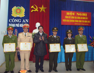 Thay mặt lãnh đạo UBND thành phố, đồng chí Quách Tùng Dương, Chủ tịch UBND thành phố tặng giấy khen cho các tập thể cso thành tích trong phong trào thi đua “Vì ANTQ” năm 2011.