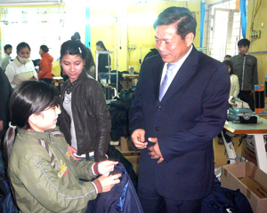 Đồng chí Hoàng Việt Cường, Bí thư Tỉnh ủy thăm hỏi, động viên các học viên là người khuyết tật đang học tập, làm việc tại Trung tâm dạy nghề người khuyết tật Long Thành.