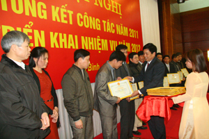 Đồng chí Đinh Văn Hòa, Giám đốc Sở TN-MT trao giấy khen cho những tập thể có thành tích trong thực hiện chuyên môn nghiệp vụ năm 2011.