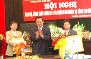 Được sự ủy quyền, đồng chí Đinh Duy Sơn, Phó Chủ tịch HĐND tỉnh trao Huân chương Lao động hạng ba cho 1 cá nhân và Bằng Khen của Thủ tướng Chính phủ cho 2 cá nhân có thành tích xuất sắc trong thực hiện nhiệm vụ giai đoạn 2006-2010