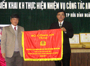 Thừa ủy quyền của Bộ Công an, đồng chí Trần Văn Hoàn, UVTV Tỉnh ủy, Bí thư Thành ủy Hòa Bình trao cờ thi đua xuất sắc trong phong trào “Toàn dân BVANTQ” cho cán bộ và nhân dân phường Đồng Tiến.