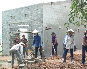 Phụ nữ huyện Lương sơn hỗ trợ ngày công giúp hội viên nghèo xây dựng mái ấm tình thương.