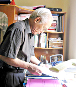 Đã gần 80 tuổi nhưng nhà nghiên cứu văn hóa, NSưT Bùi Chí Thanh vẫn miệt mài tìm hiểu để cho ra đời những tác phẩm nghiên cứu giá trị về văn hóa cồng chiêng dân tộc Mường Hòa Bình.