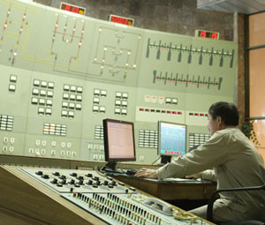 Nhà máy thủy điện Hòa Bình là công trình đầu mối quốc gia công suất đạt 8x240MW. (Ảnh: Công nhân Nhà máy thủy điện Hòa Bình kiểm tra thông số kỹ thuật tại Trung tâm điểu khiền tổ máy phát điện).