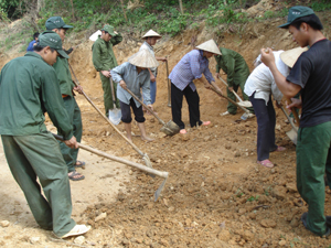 LLVT và nhân dân xã Phúc Tiến (Kỳ Sơn) đóng góp ngày công, hiến hàng trăm mét đất để làm đường giao thông tại xóm Mon.
