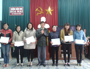 Lãnh đạo ngành GD&ĐT Đà Bắc trao giấy chứng nhận cho các giáo viên đoạt giải.
