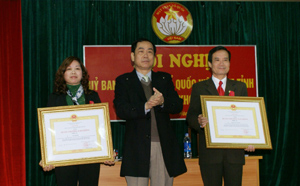 Thừa uỷ quyền của Chủ tịch nước, đồng chí Nguyễn Văn Quang, Phó Bí thư TT Tỉnh ủy, Chủ tịch HĐND tỉnh đã trao Huân chương lao động hạng ba cho 2 cá nhân.