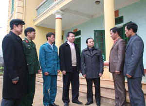 Đồng chí Bùi Thành Thu, Phó Trưởng Ban chỉ đạo Tây Bắc cùng đoàn công tác làm việc với xã Hang Kia (Mai Châu).