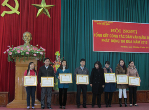 Đồng chí Hoàng Thị Chiển, Trưởng Ban Dân vận Tỉnh ủy trao giấy khen cho các tập thể có thành tích xuất sắc trong công tác dân vận năm 2012.