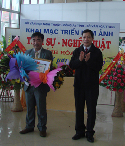 Đ/c Bùi Văn Cửu, Phó Chủ tịch TT UBND tỉnh trao giấy chứng nhận, hoa và giải thưởng cho tác giả Nguyễn Xuân Thanh (giải nhất).