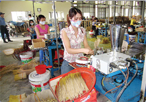 Theo dự thảo Nghị quyết của Chính phủ về một số giải pháp tháo gỡ khó khăn cho SX-KD, hỗ trợ thị trường, giải quyết nợ xấu, các DN vừa và nhỏ, DN sử dụng nhiều lao động trong lĩnh vực SX, gia công, chế biến, xuất khẩu... sẽ nhận được các hỗ trợ. (Ảnh: Lao động làm việc tại Công ty Frangrances Việt Nam chuyên SX các sản phẩm tăm, hương xuất khẩu).
