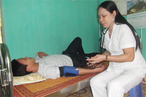 Cán bộ Trạm y tế xã Tân Minh (Đà Bắc) khám cho người bệnh có triệu chứng sốt rét.
