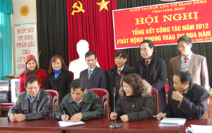 Đại diện các cơ quan đơn vị Khối thi đua các cơ quan Đảng tỉnh ký kết giao ước thi đua năm 2013.
