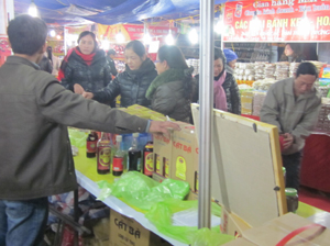 Người tiêu dùng mua sắm tại hội chợ Xuân huyện Tân Lạc.