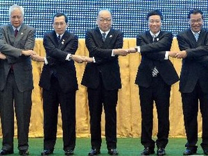 Bộ trưởng Ngoại giao Phạm Bình Minh (thứ 2 phải) và các đại biểu tại hội nghị Bộ trưởng Ngoại giao ASEAN tháng 7/2012. (Nguồn: AFP/TTXVN)