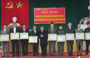 Lãnh đạo Thành ủy Hòa Bình trao giấy khen cho các tổ chức Đảng hoàn thành xuất sắc nhiệm vụ trong năm 2012.