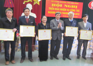 Thừa ủy quyền, đồng chí Trần Đăng Ninh, Phó Chủ tịch UBND tỉnh trao bằng khen của Bộ Công Thương cho 3 tập thể và 2 cá nhân.