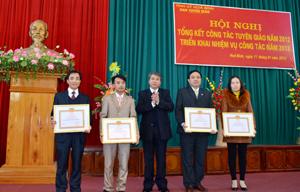Đồng chí Hoàng Thanh Mịch, UVTV Tỉnh ủy, Trưởng Ban Tuyên giáo Tỉnh ủy trao giấy khen cho 4 tập thể đã có thành tích trong việc thực hiện nhiệm vụ công tác Tuyên giáo năm 2012.