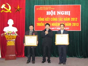Đồng chí Nguyễn Văn Dũng, Phó Chủ tịch UBND tỉnh trao tặng Huân chương Lao động hạng ba cho 2 cá nhân đã có thành tích đặc biệt xuất sắc trong công tác NN&PTNT giai đoạn 2007 – 2012.