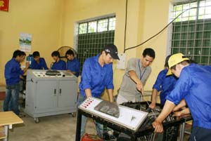 Thực hiện chính sách giảm nghèo, tỉnh ta đã đẩy mạnh công tác đào tạo nghề cho lao động nông thôn.  Ảnh: sinh viên trường Cao đẳng Nghề Hòa Bình thực hành sửa chữa máy cơ khí.