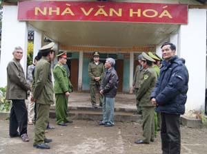 Lực lượng Công an huyện Tân Lạc trao đổi với hội CCB xã Tử Nê về công tác phối hợp giữ gìn ANTT.