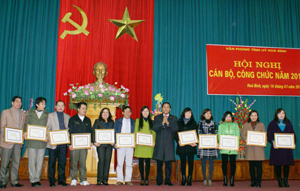 Đồng chí Võ Ngọc Kiên, Chánh Văn phòng Tỉnh ủy tặng giấy khen cho CB-CC đạt danh hiệu chiến sĩ thi đua cơ sở.