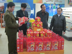 Lực lượng QLTT phối hợp với các ngành liên quan kiểm tra hàng hóa  dịp Tết Nguyên đán Quý Tỵ tại siêu thị Vì Hòa Bình.

