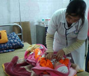 Bác sĩ khoa Nhi (Bệnh viện đa khoa tỉnh) kiểm tra tình trạng sức khỏe của trẻ bị tiêu chảy.
