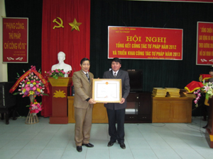 Thừa ủy quyền, đồng chí Bùi Văn Cửu, Phó Chủ tịch TT UBND tỉnh trao Bằng khen của Thủ tướng Chính phủ cho cá nhân đạt thành tích xuất sắc trong thực hiện nhiệm vụ năm 2012.