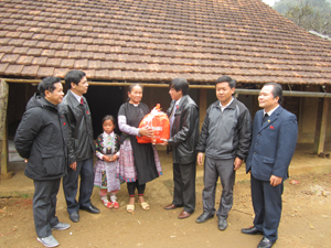Ban VHXH&DT tặng quà đồng bào Mông xã Hang Kia nhân dịp Tết cổ truyền.