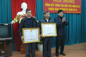 Thừa uỷ quyền, đồng chí Nguyễn Văn Dũng, Phó Chủ tịch UBND tỉnh tặng Bằng khen của Thủ tướng chính phủ cho 2 cá nhân có thành tích xuất sắc trong công tác dân tộc.