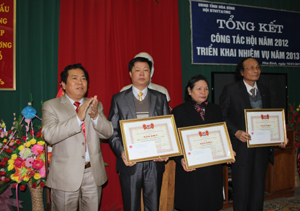 Lãnh đạo Sở LĐ-TB&XH trao bằng khen của T.Ư Hội cho các tập thể, các nhân có thành tích xuất sắc trong công tác bảo trợ NTT&TMC năm 2012.