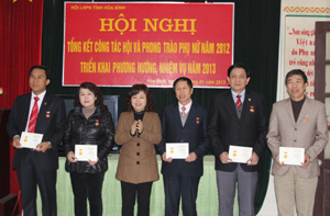 Lãnh đạo Hội LHPN tỉnh trao Kỷ niệm chương của T.Ư Hội LHPN Việt nam cho 5 đồng chí lãnh đạo các sở, ngành.