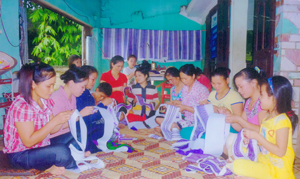 Tổ thêu ren CLB phát triển cộng đồng thôn Yên, TTHTCĐ xã Kim Truy (Kim Bôi) thu hút nhiều chị em phụ nữ tham gia.