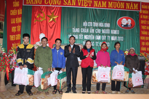 Lãnh đạo Hội CTĐ tỉnh tặng quà cho các đối tượng là người nghèo, người khuyết tật, nạn nhân CĐDC có hoàn cảnh khó khăn tại xã Nam Sơn.