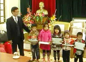 Lãnh đạo Tập đoàn KS Mường Thanh trao quà cho học sinh có hoàn cảnh khó khăn của xã Thống Nhất.