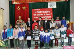 Lãnh đạo Hội Khuyến học và Viễn Thông Hòa Bình trao học bổng cho học sinh có hoàn cảnh khó khăn vươn lên học giỏi huyện Kim Bôi.

