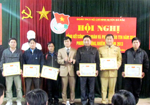 Đại diện lãnh đạo Huyện đoàn Đà Bắc trao giấy khen cho các tập thể, cá nhân có nhiều thành tích trong công tác Đoàn và phong trào TTN năm 2012.  
 
