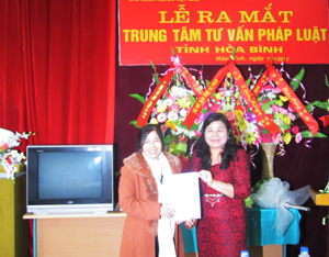 Bà Tạ Thị Minh Lý – Chủ tịch Hội Bảo trợ tư pháp cho người nghèo Việt Nam trao quyết định thành lập cho giám đốc Trung tâm tư vấn pháp luật tỉnh.